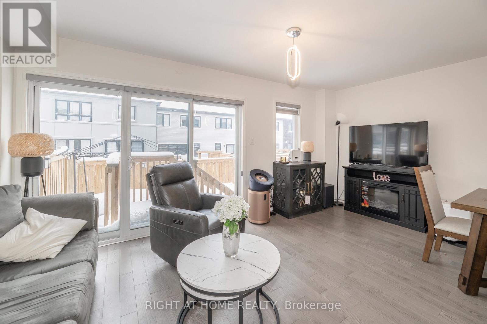 30 Caspian Square, Clarington, ON - Indoor Photo Showing Living Room