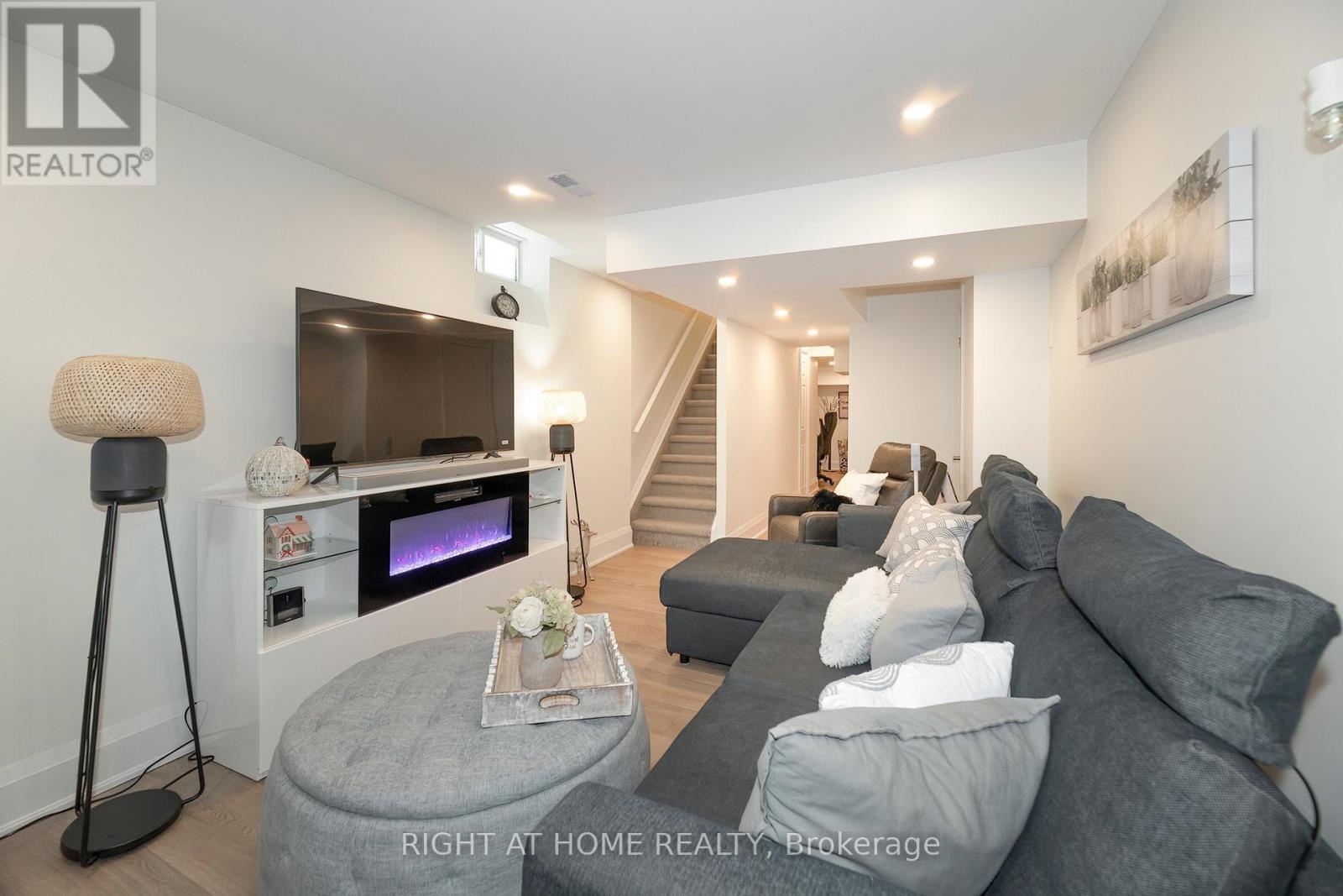 30 Caspian Square, Clarington, ON - Indoor Photo Showing Living Room