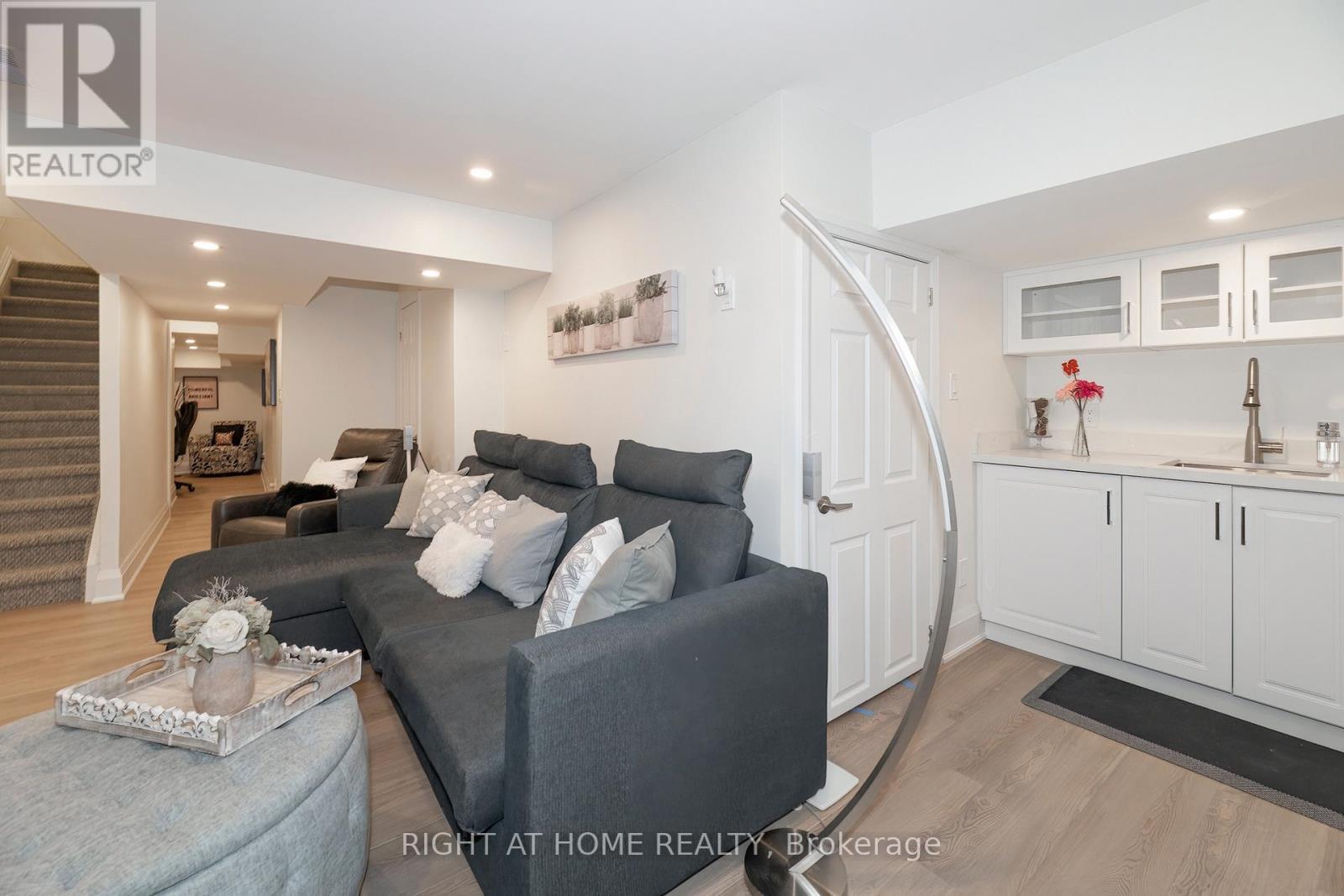 30 Caspian Square, Clarington, ON - Indoor Photo Showing Living Room