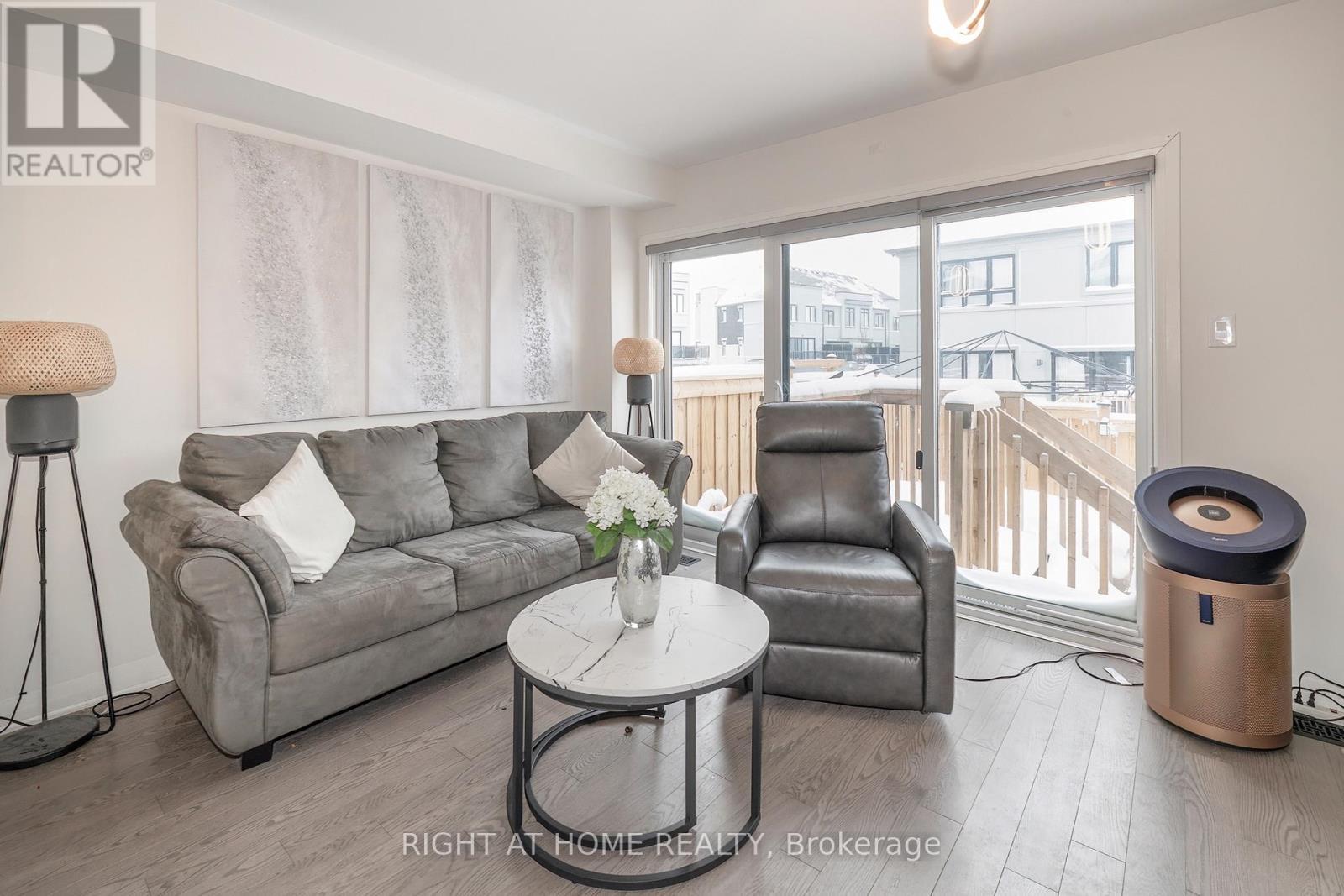 30 Caspian Square, Clarington, ON - Indoor Photo Showing Living Room