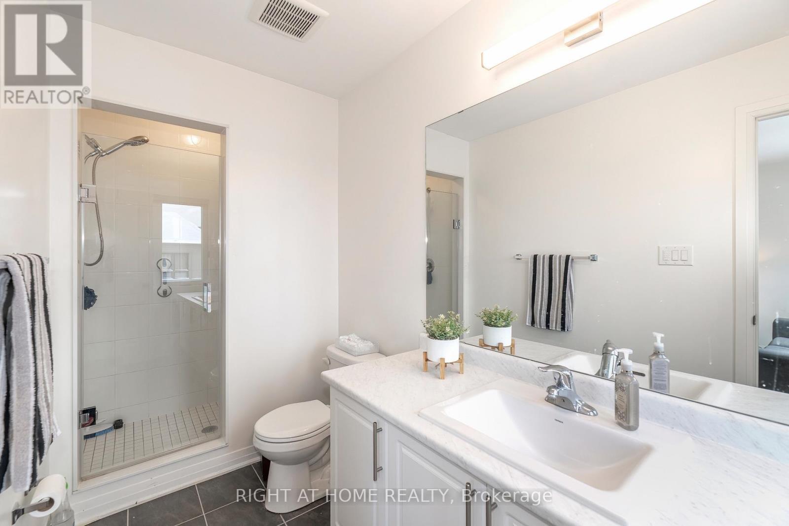 30 Caspian Square, Clarington, ON - Indoor Photo Showing Bathroom