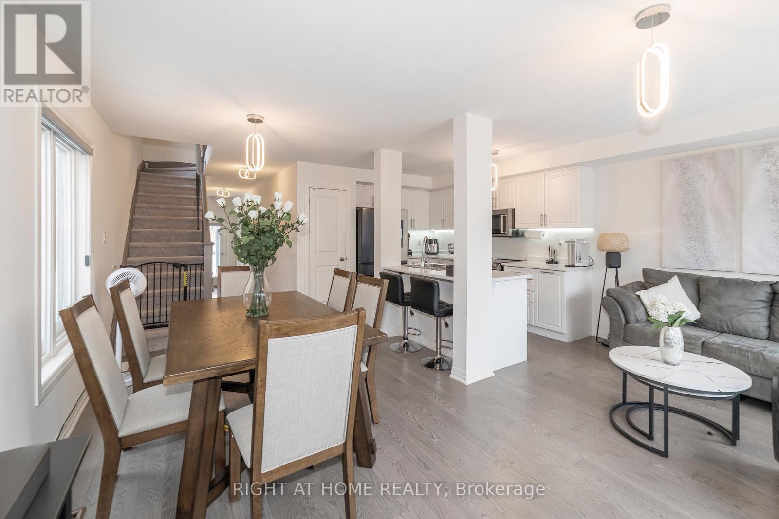 30 Caspian Square, Clarington, ON - Indoor Photo Showing Dining Room