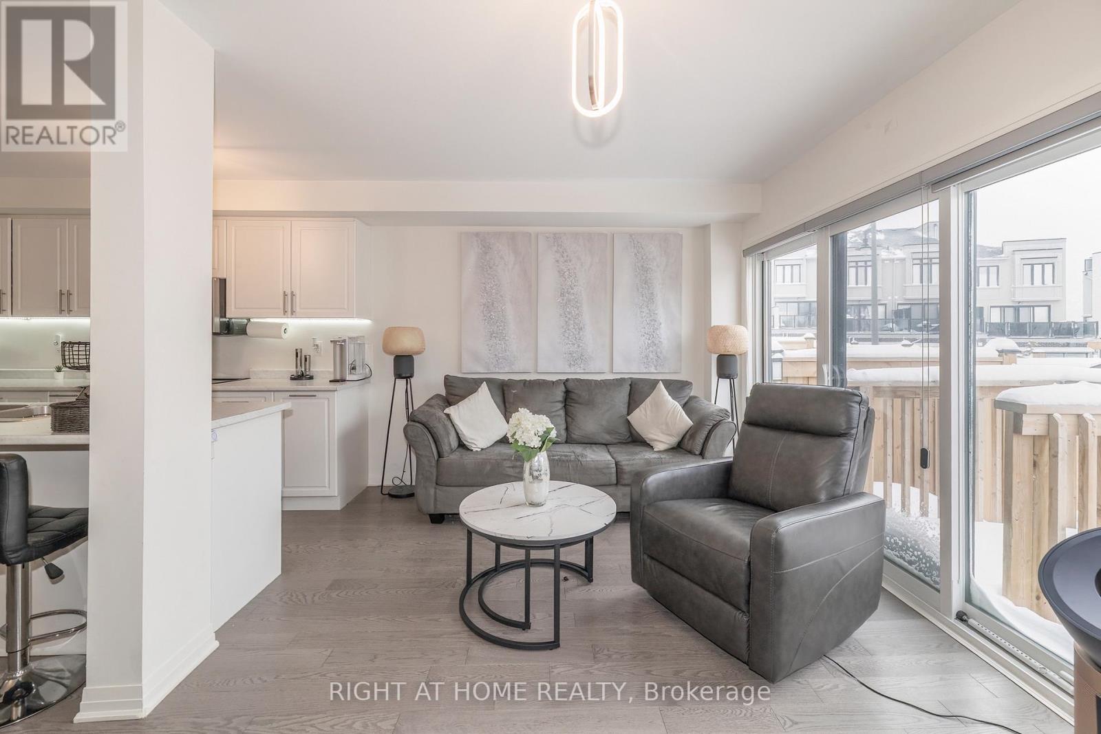 30 Caspian Square, Clarington, ON - Indoor Photo Showing Living Room