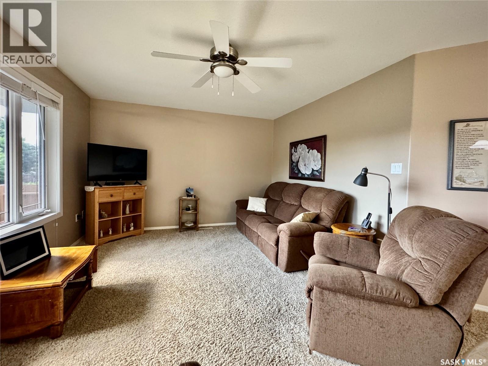 105 Russell Drive, Yorkton, SK - Indoor Photo Showing Living Room