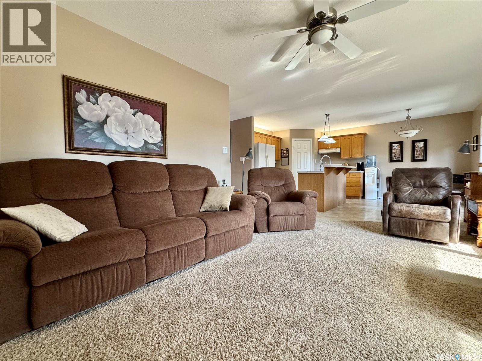 105 Russell Drive, Yorkton, SK - Indoor Photo Showing Living Room