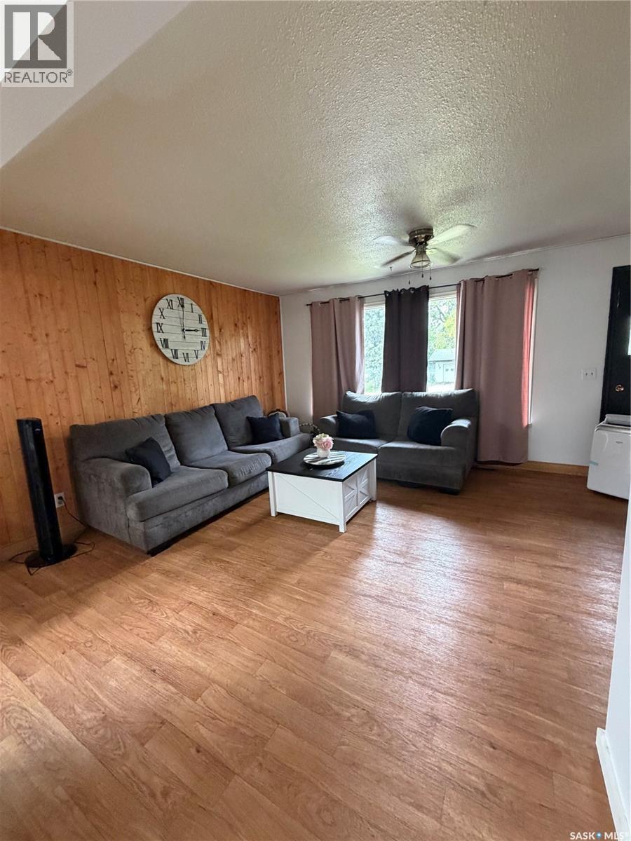 121 Pine Street, Porcupine Plain, SK - Indoor Photo Showing Living Room