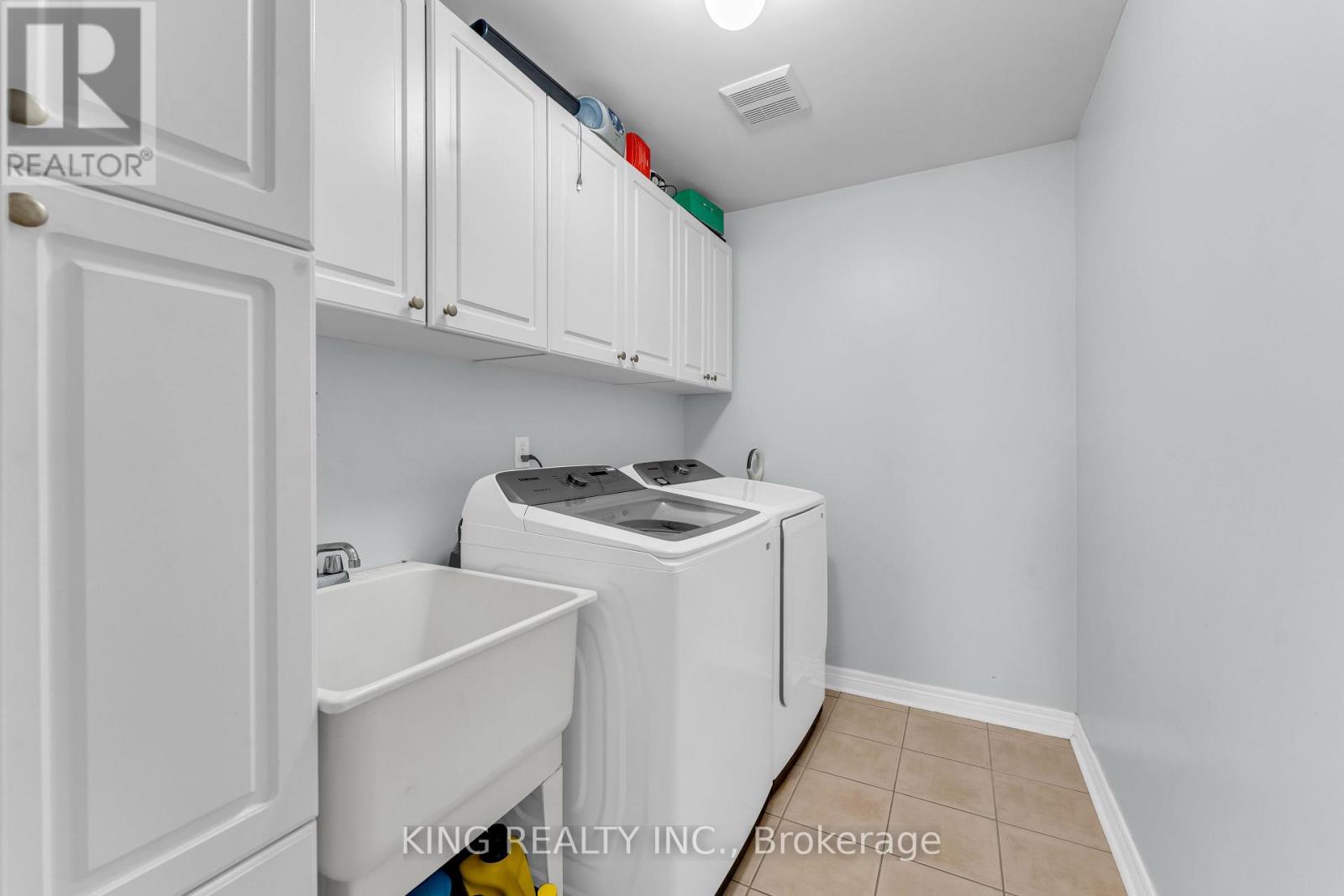 100 Pantomine Boulevard, Brampton, ON - Indoor Photo Showing Laundry Room