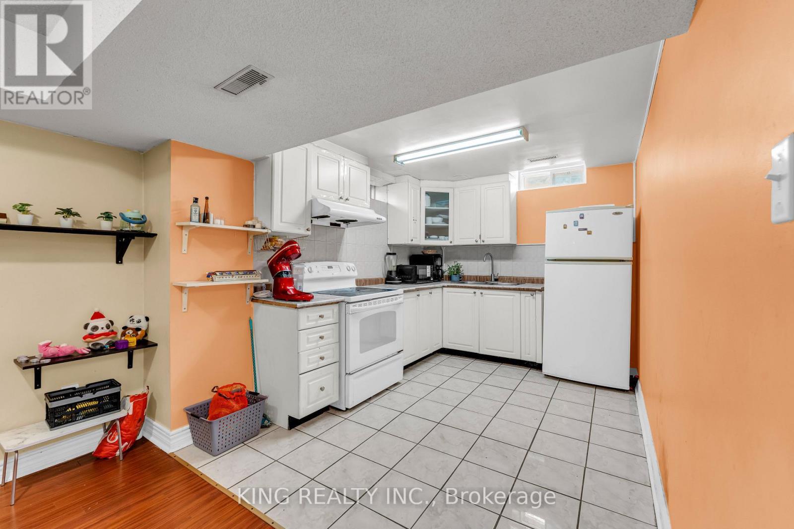 100 Pantomine Boulevard, Brampton, ON - Indoor Photo Showing Kitchen
