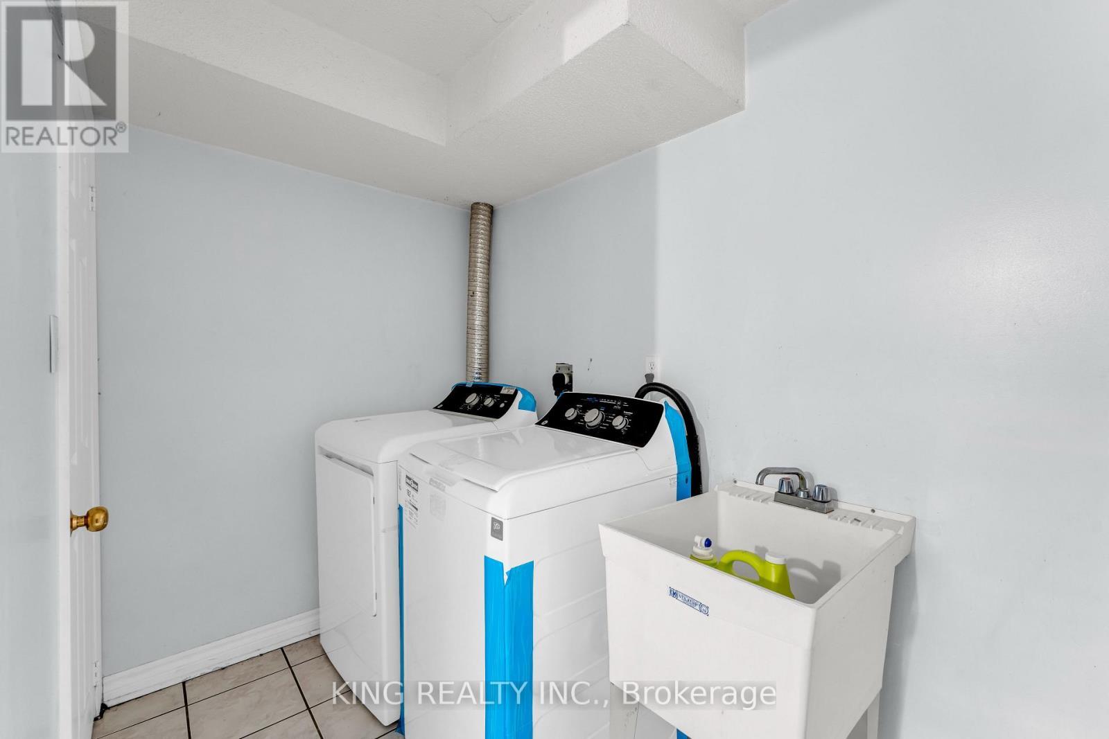 100 Pantomine Boulevard, Brampton, ON - Indoor Photo Showing Laundry Room