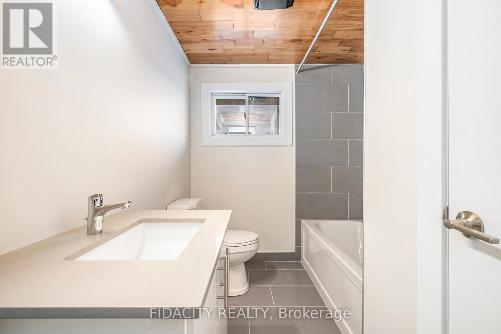 1030 Maitland Avenue, Ottawa, ON - Indoor Photo Showing Bathroom