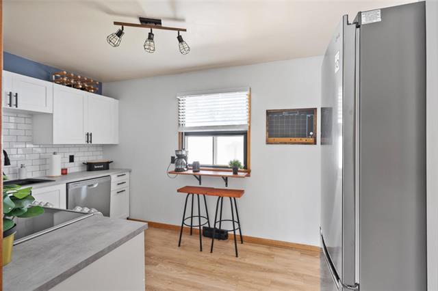 40 Argonne Bay, Winnipeg, MB - Indoor Photo Showing Kitchen