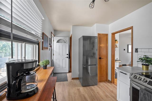 40 Argonne Bay, Winnipeg, MB - Indoor Photo Showing Kitchen