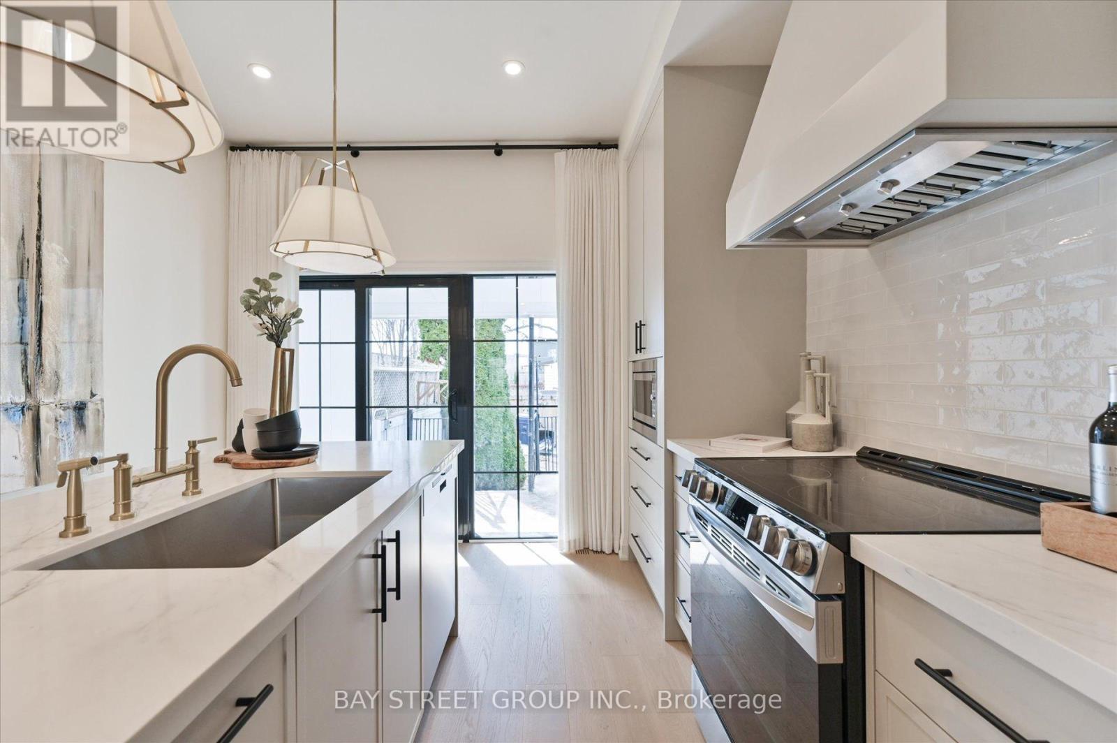 547 Eastern Avenue, Toronto, ON - Indoor Photo Showing Kitchen With Upgraded Kitchen