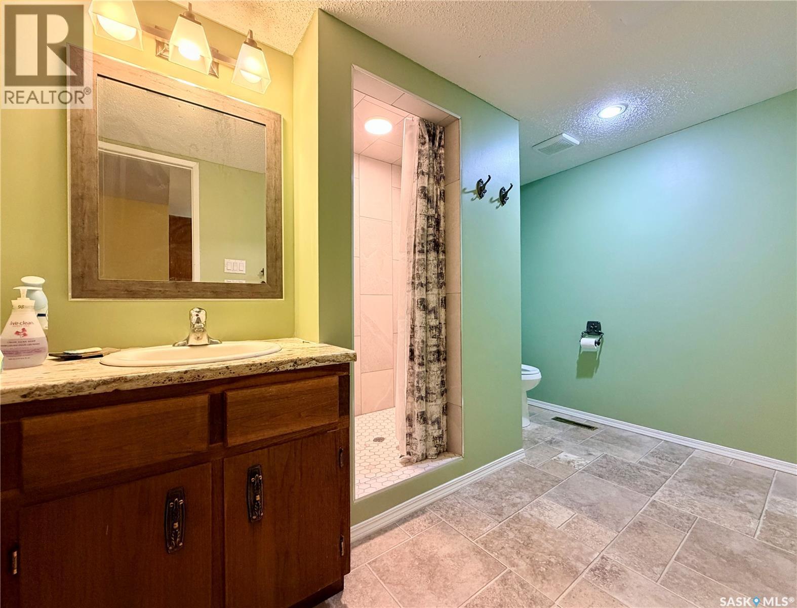 2173 Douglas Avenue, North Battleford, SK - Indoor Photo Showing Bathroom