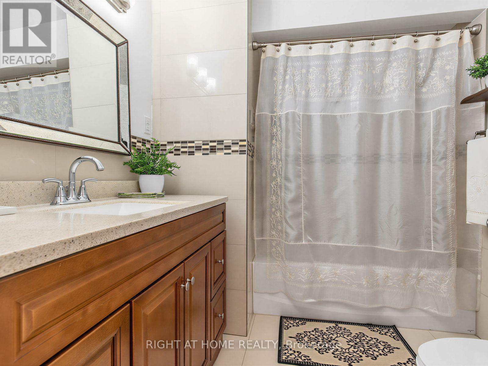2 Grenadine Court, Toronto, ON - Indoor Photo Showing Bathroom