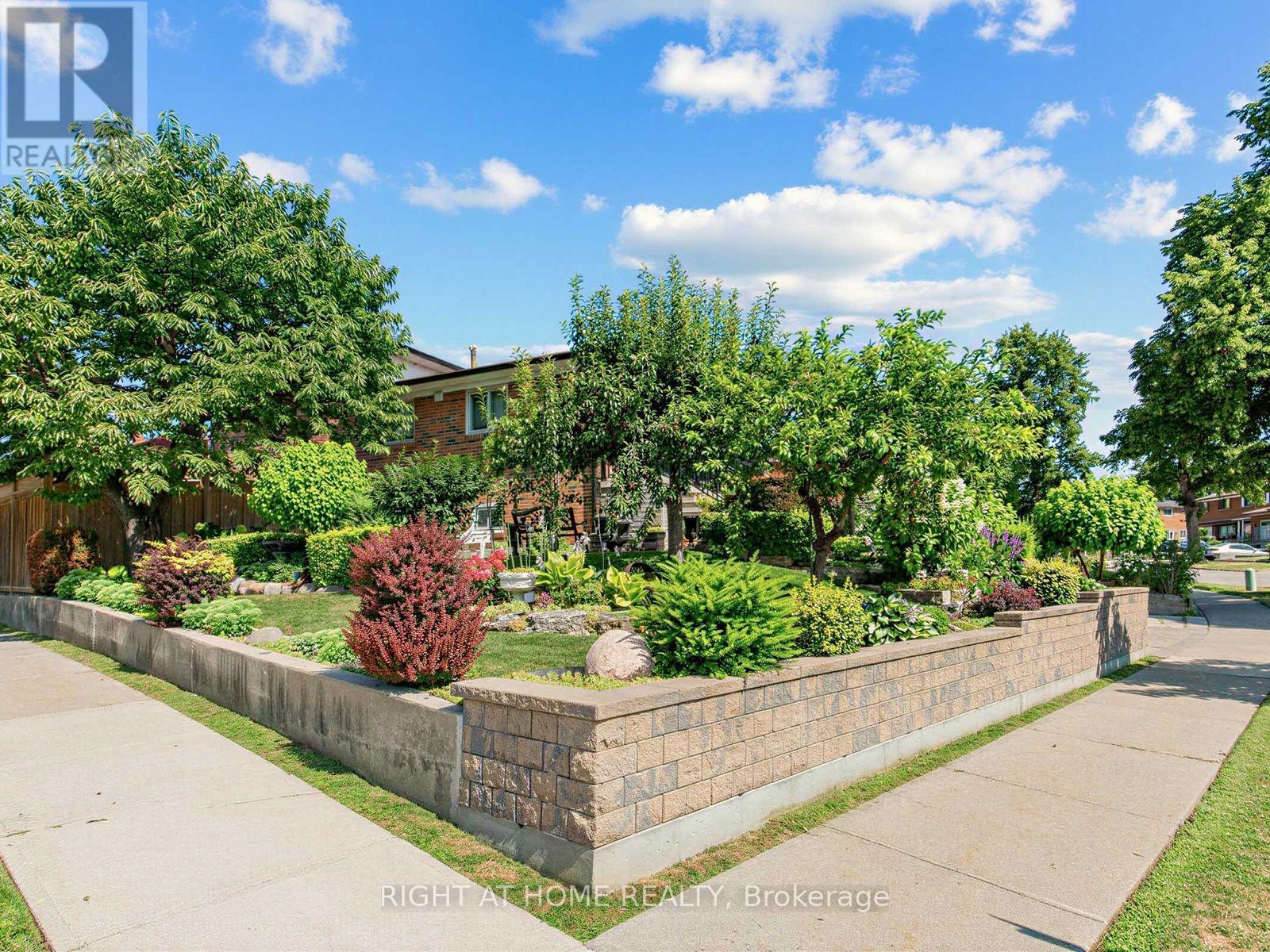 2 Grenadine Court, Toronto, ON - Outdoor