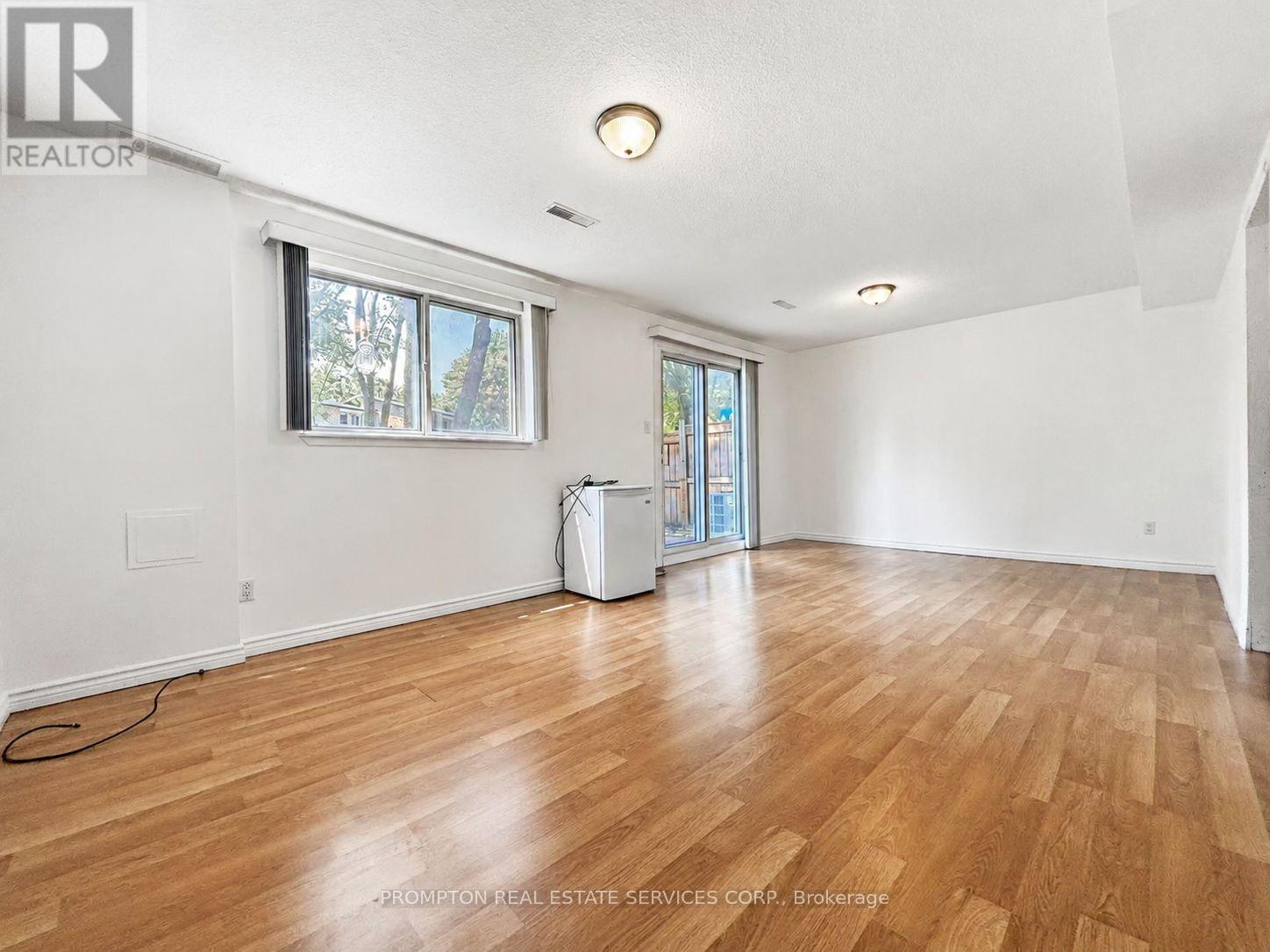 22 Poplar Crescent, Aurora, ON - Indoor Photo Showing Other Room