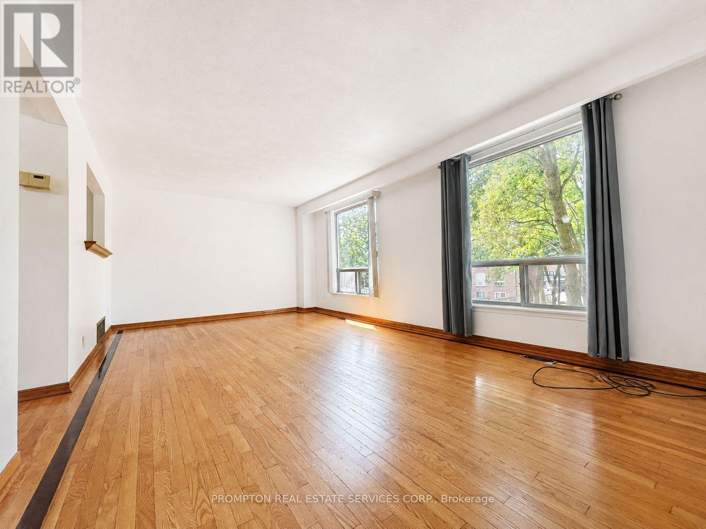 22 Poplar Crescent, Aurora, ON - Indoor Photo Showing Other Room