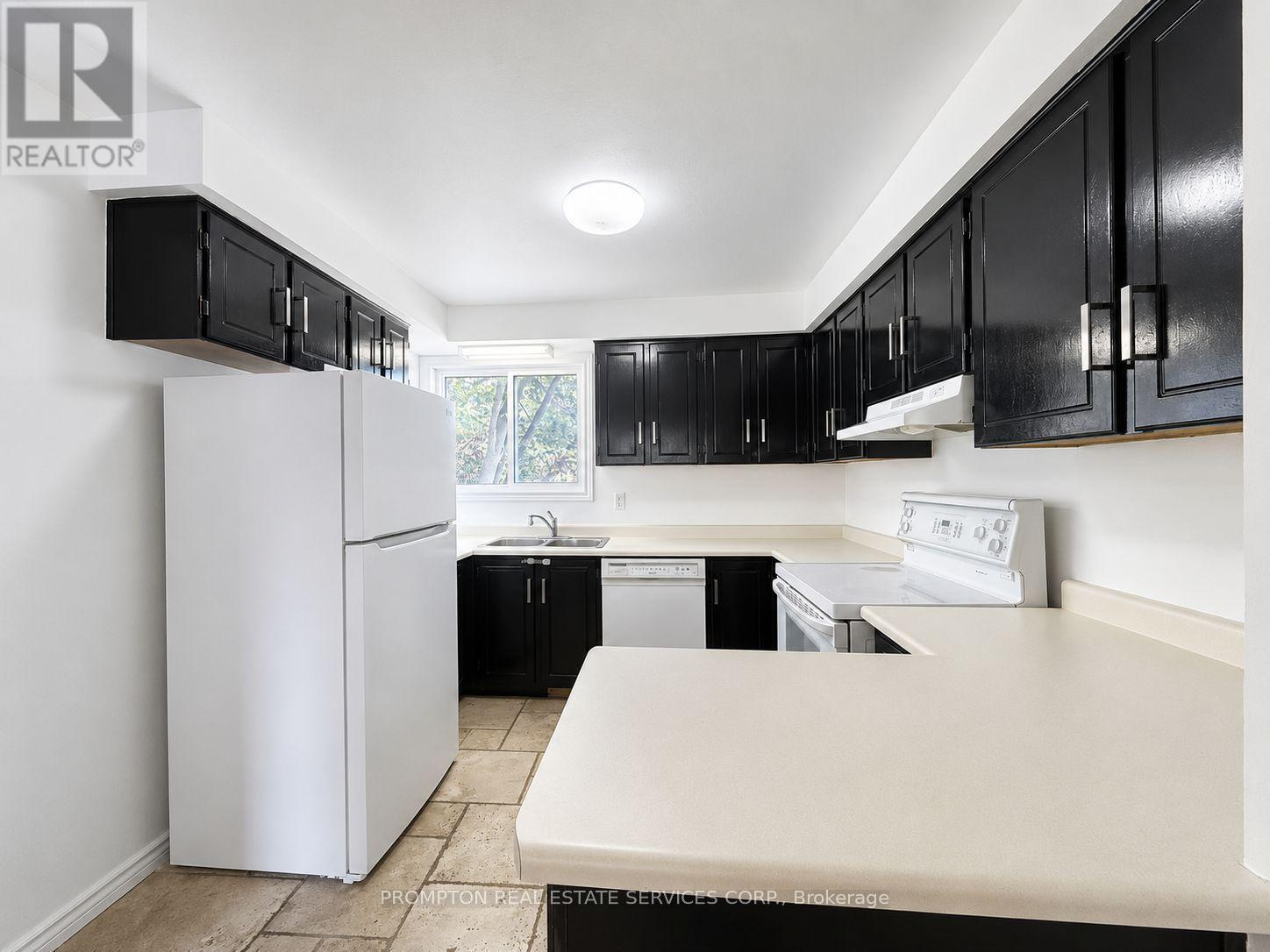 22 Poplar Crescent, Aurora, ON - Indoor Photo Showing Kitchen With Double Sink