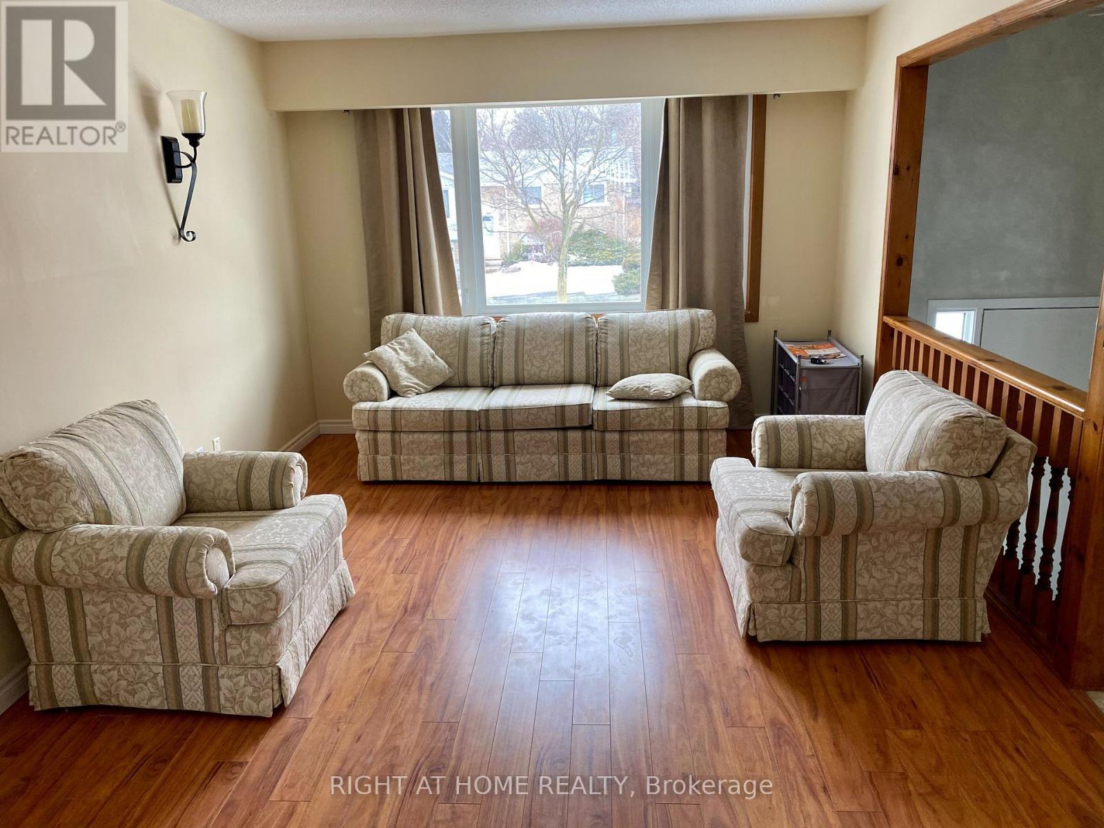 113 Southwood Drive, Kitchener, ON - Indoor Photo Showing Living Room