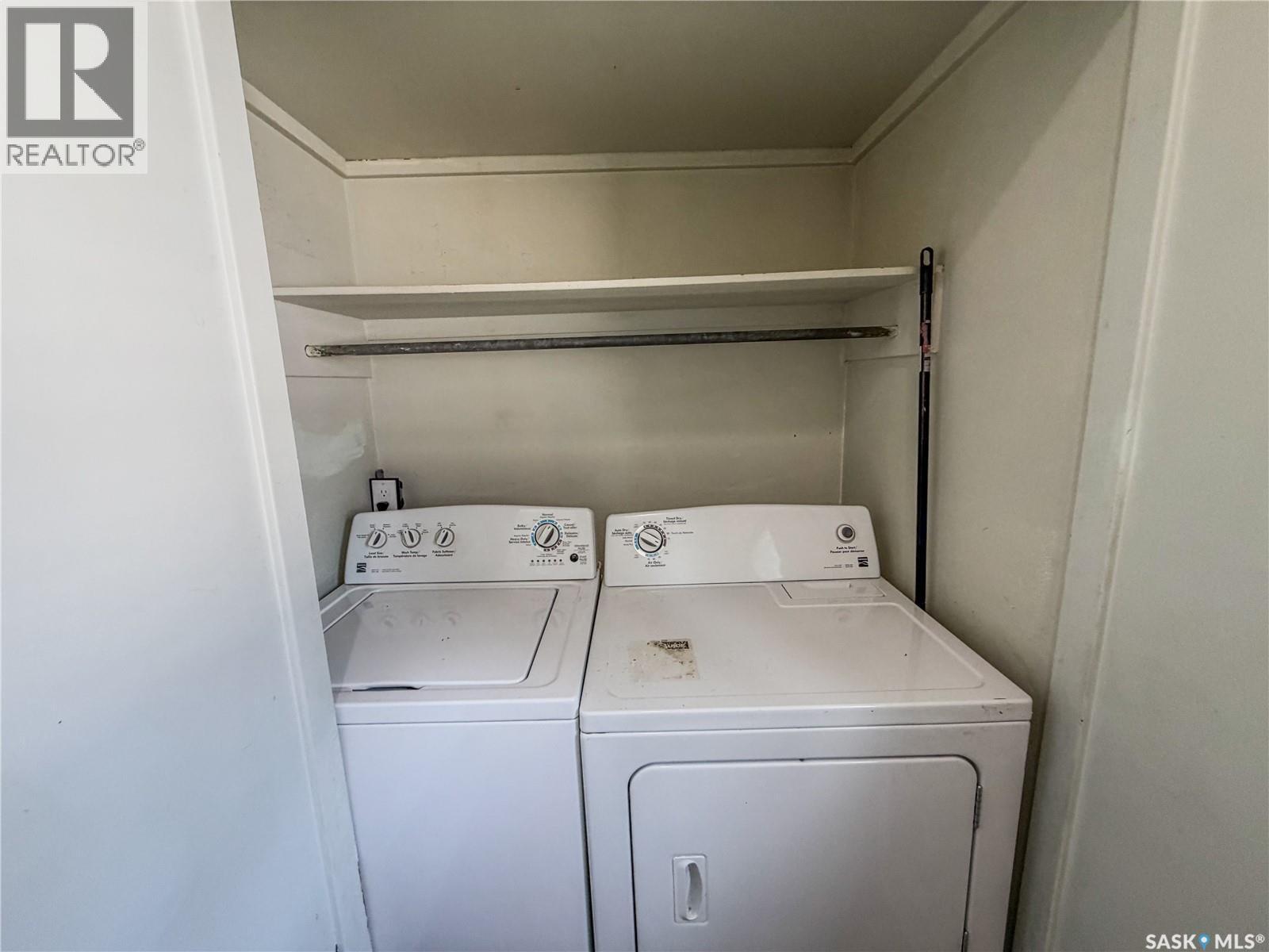 228 8Th Avenue E, Melville, SK - Indoor Photo Showing Laundry Room