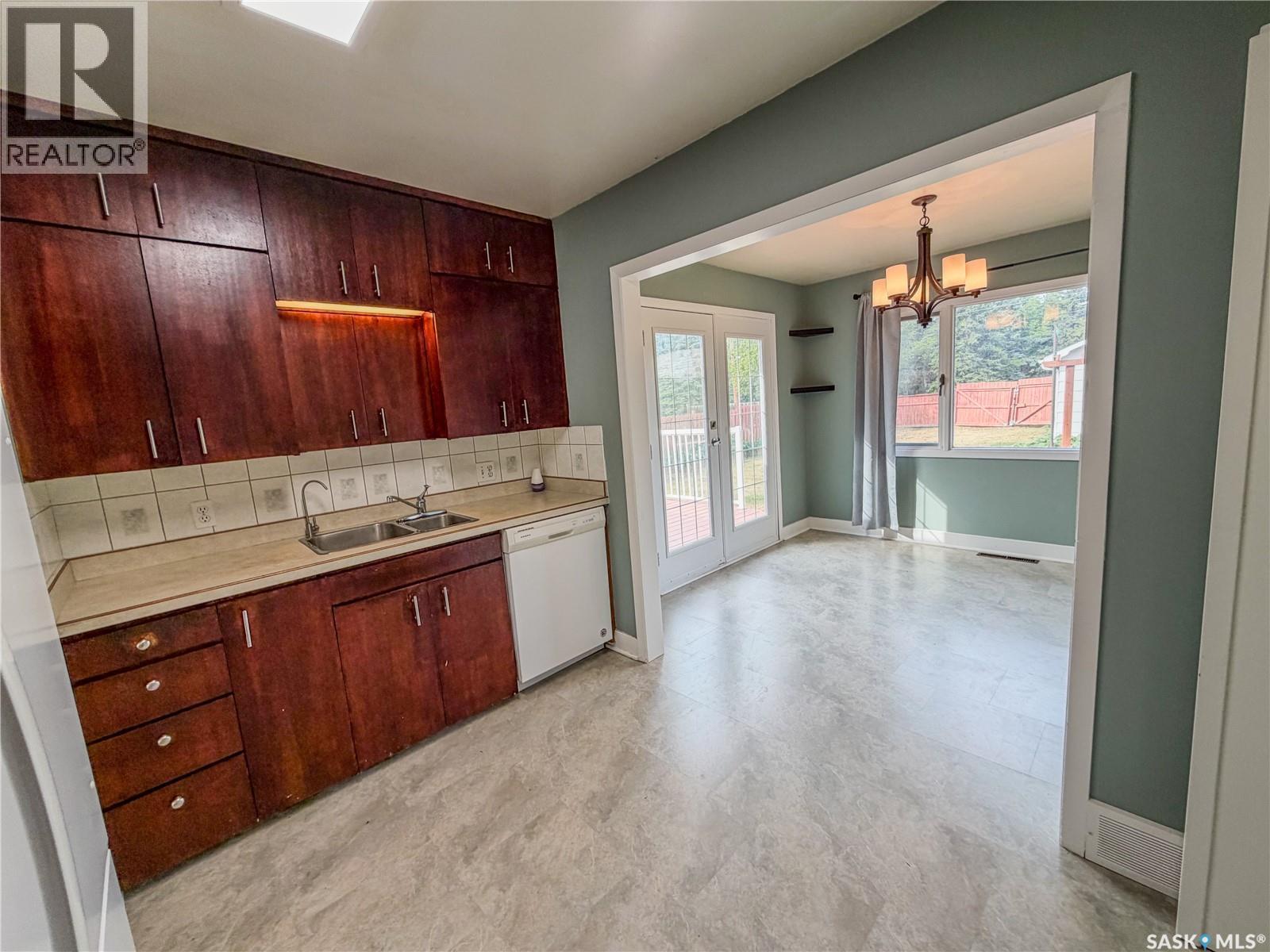 228 8Th Avenue E, Melville, SK - Indoor
