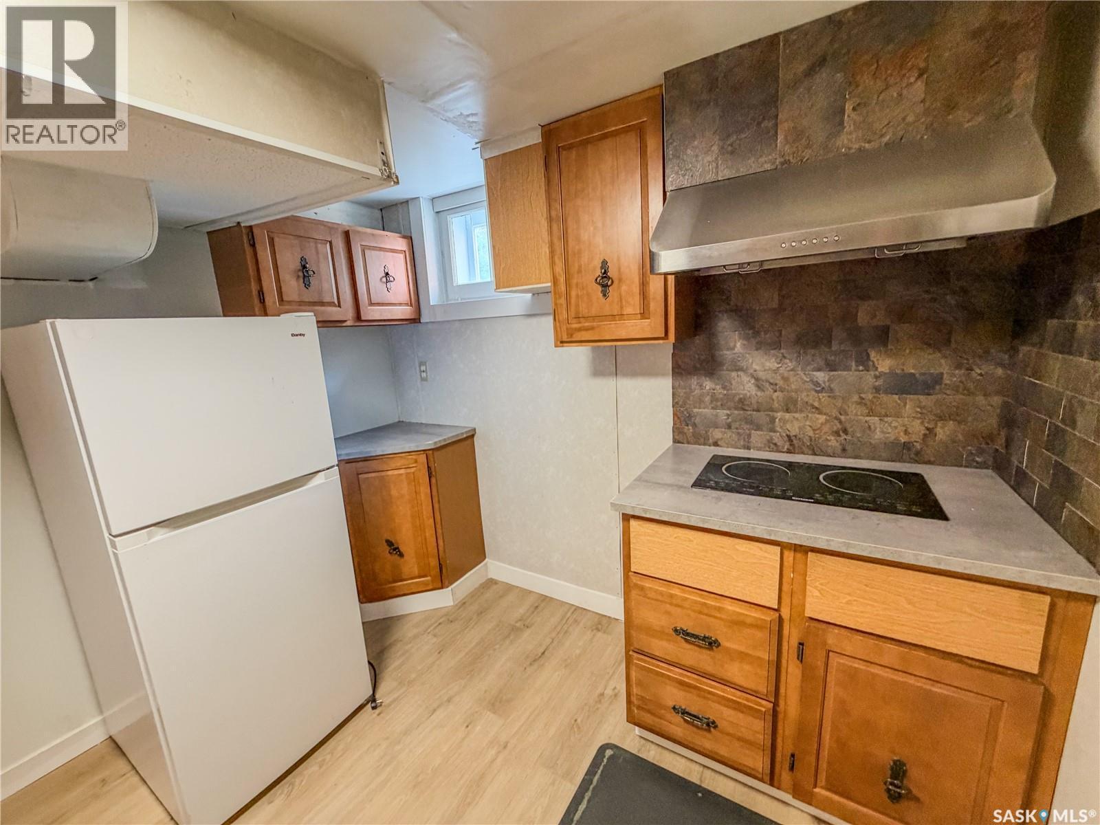 228 8Th Avenue E, Melville, SK - Indoor Photo Showing Kitchen