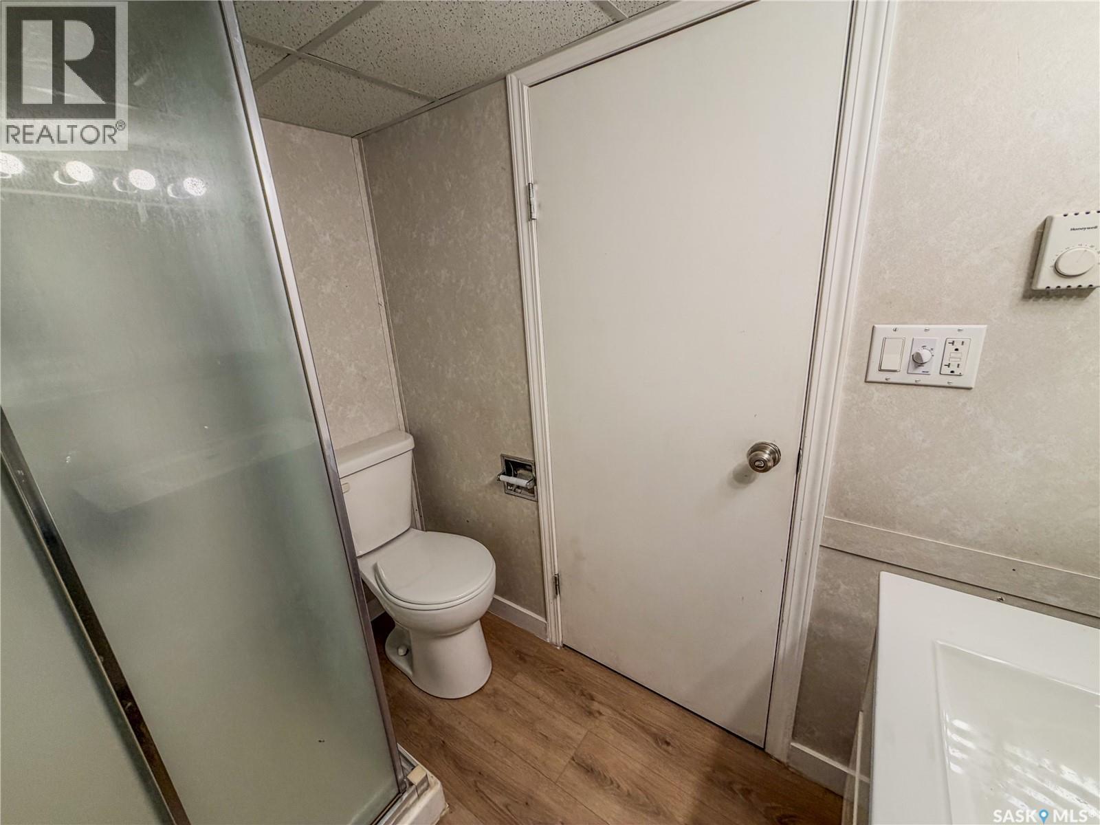 228 8Th Avenue E, Melville, SK - Indoor Photo Showing Bathroom
