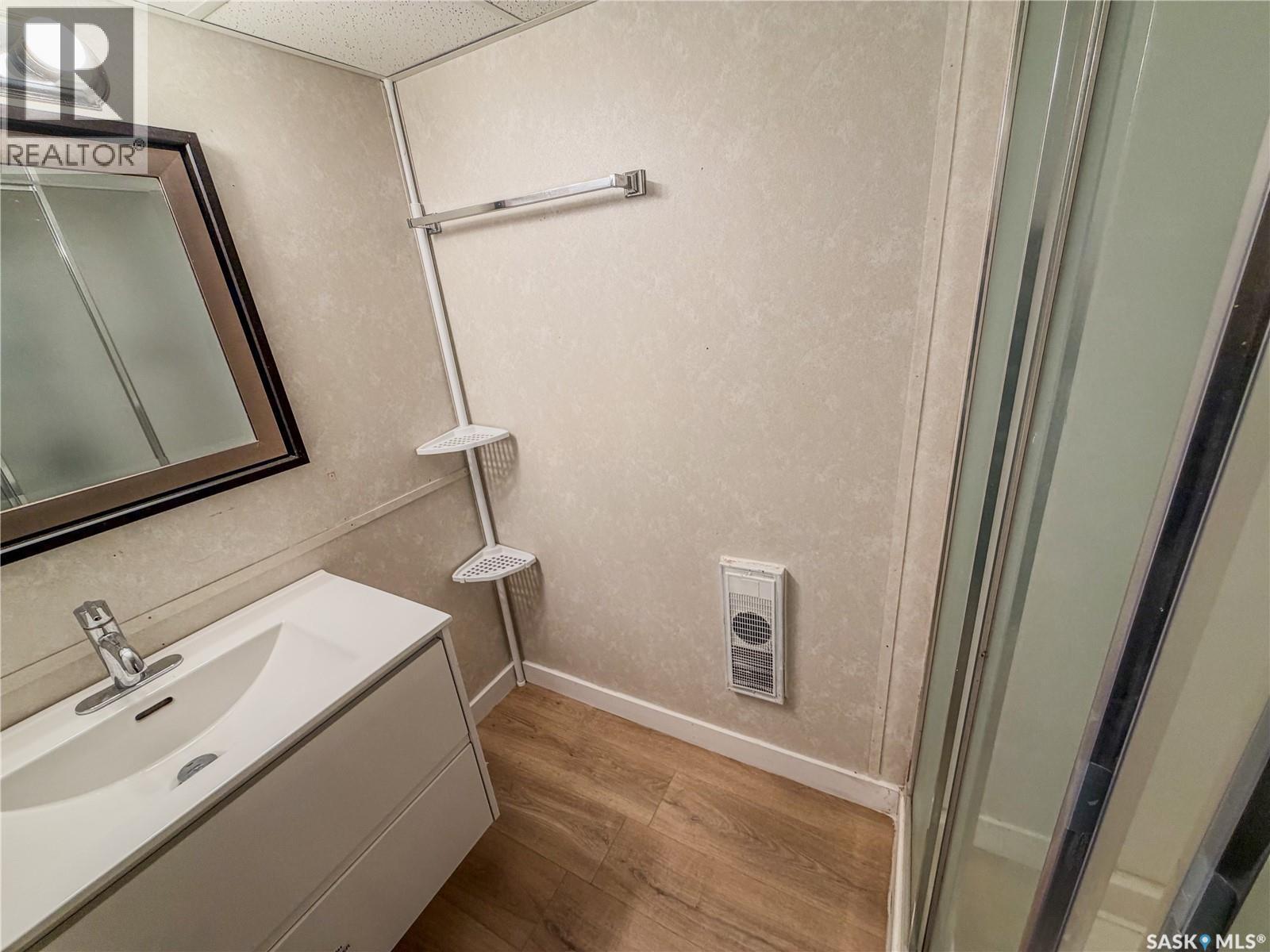 228 8Th Avenue E, Melville, SK - Indoor Photo Showing Bathroom
