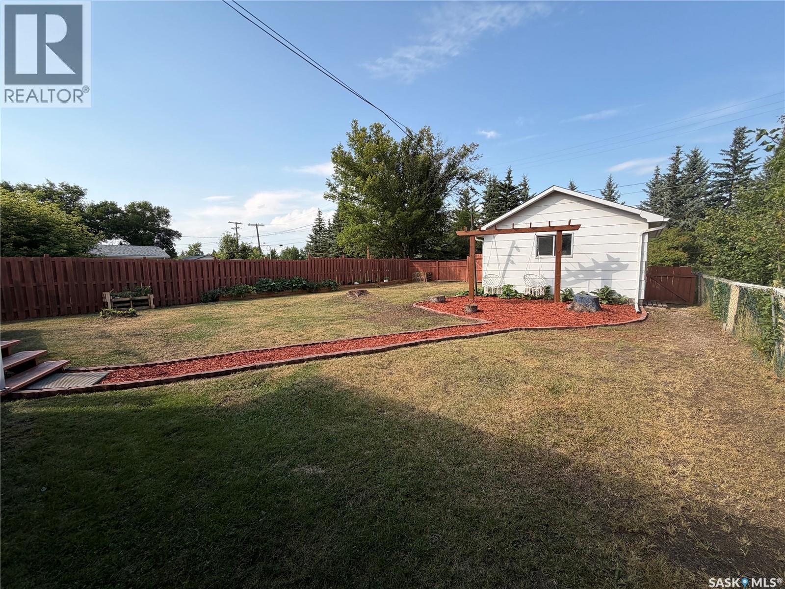 228 8Th Avenue E, Melville, SK - Outdoor