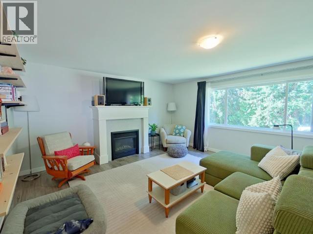 5720 Allen Ave, Powell River, BC - Indoor Photo Showing Living Room With Fireplace