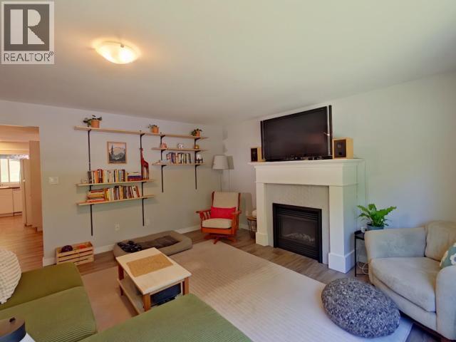 5720 Allen Ave, Powell River, BC - Indoor Photo Showing Living Room With Fireplace