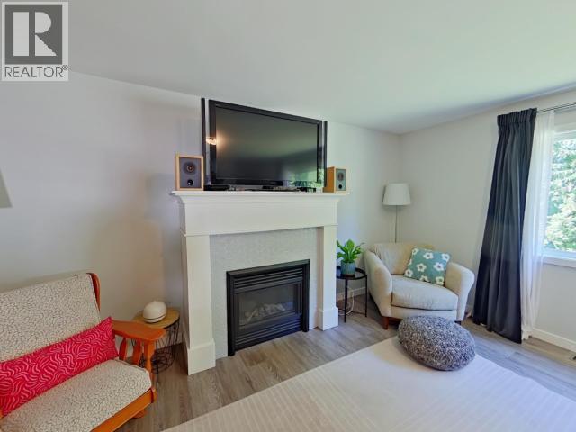 5720 Allen Ave, Powell River, BC - Indoor Photo Showing Living Room With Fireplace