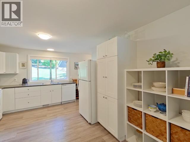 5720 Allen Ave, Powell River, BC - Indoor
