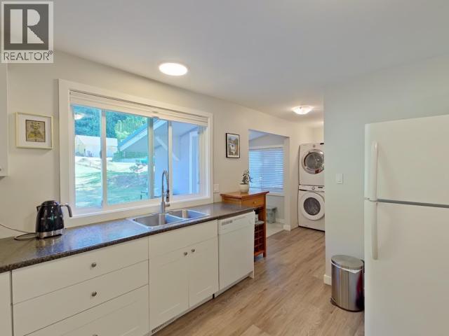 5720 Allen Ave, Powell River, BC - Indoor Photo Showing Kitchen With Double Sink