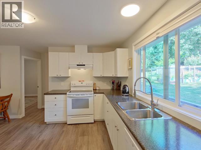 5720 Allen Ave, Powell River, BC - Indoor Photo Showing Kitchen With Double Sink