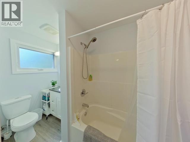5720 Allen Ave, Powell River, BC - Indoor Photo Showing Bathroom