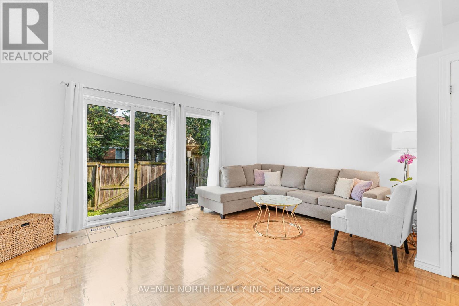 - - 104 Bannerhill Private, Ottawa, ON - Indoor Photo Showing Living Room