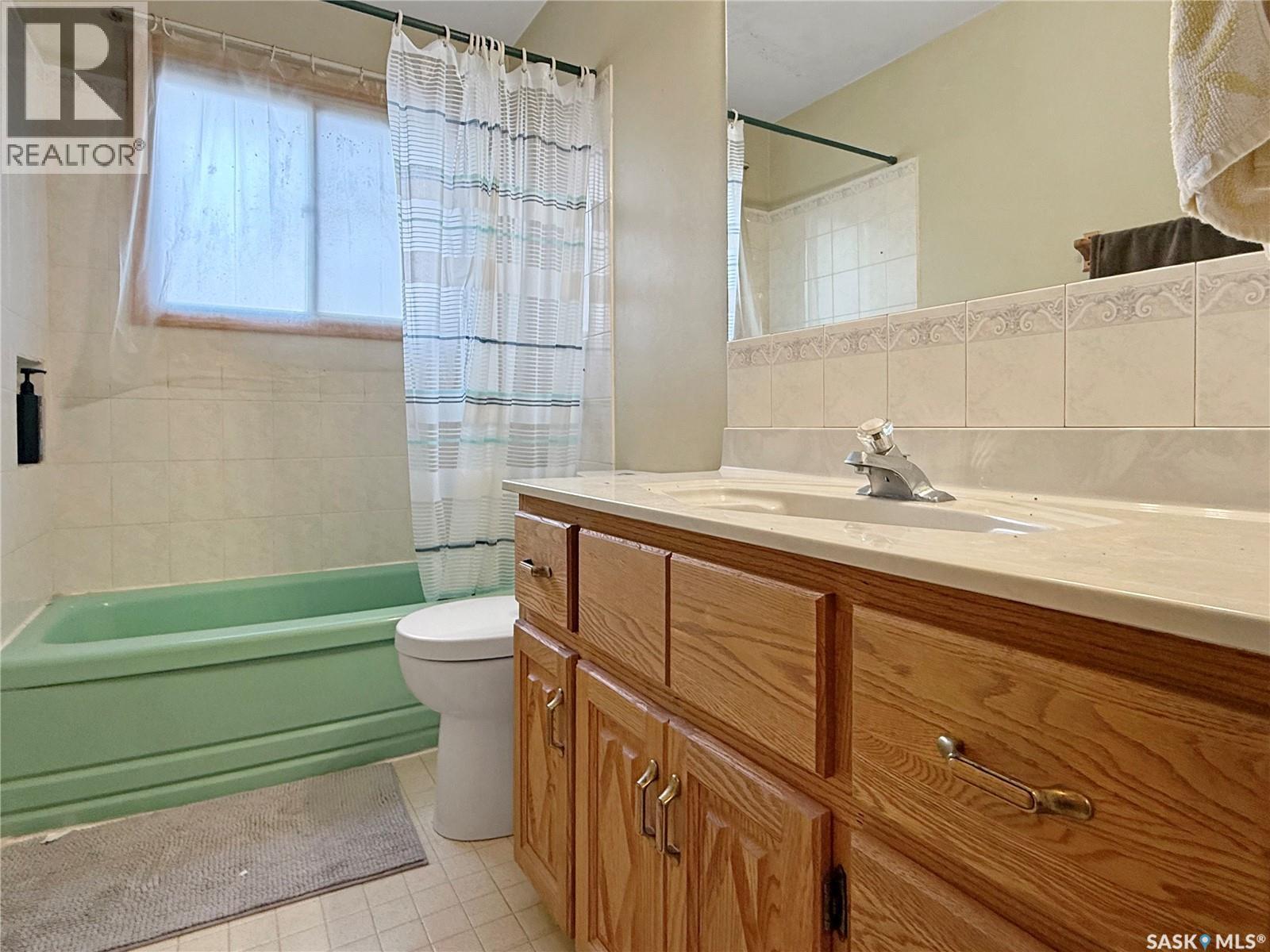 Se 477 3Rd Avenue Se, Swift Current, SK - Indoor Photo Showing Bathroom