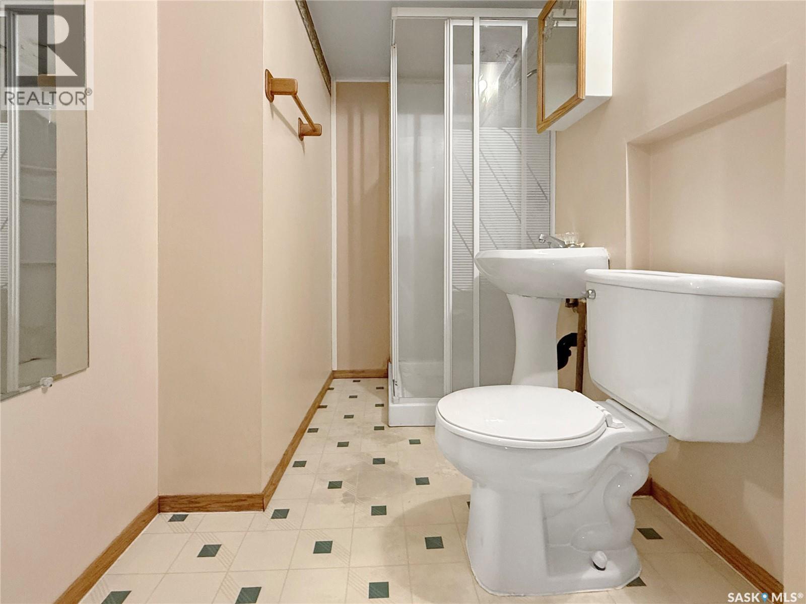 Se 477 3Rd Avenue Se, Swift Current, SK - Indoor Photo Showing Bathroom