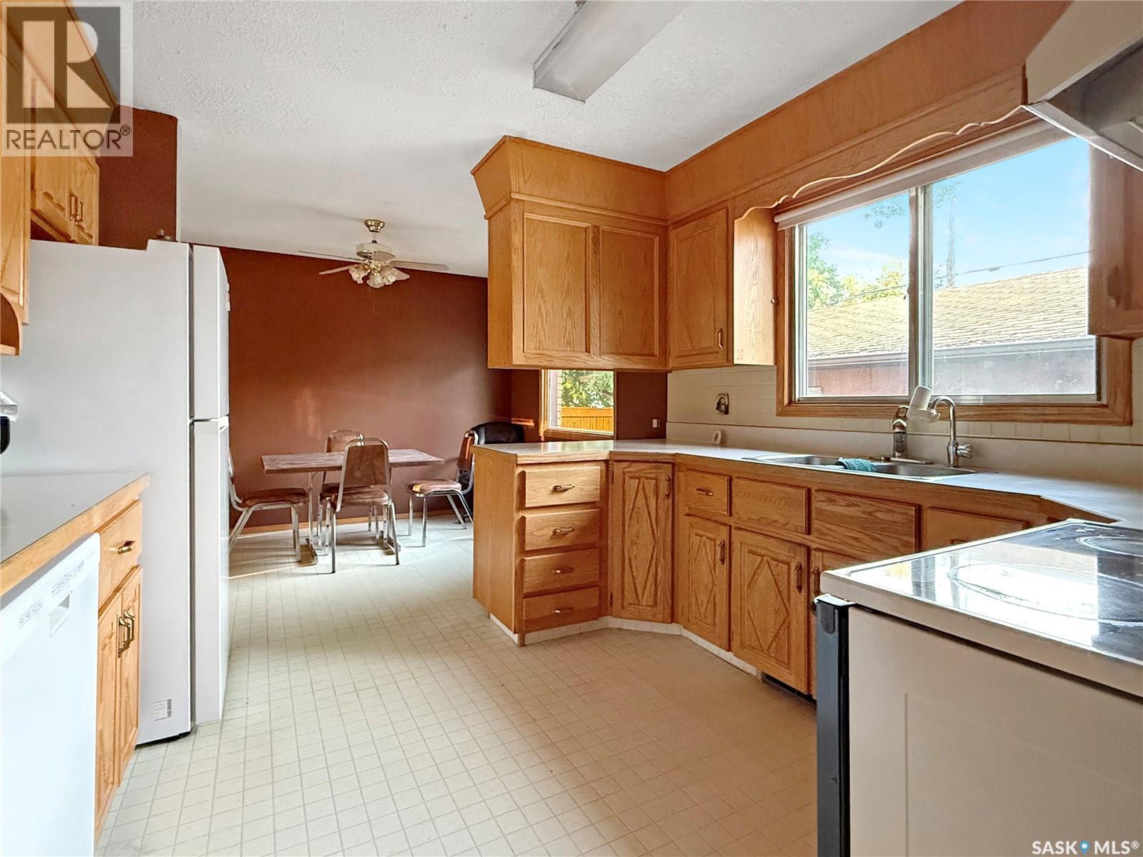 Se 477 3Rd Avenue Se, Swift Current, SK - Indoor Photo Showing Kitchen