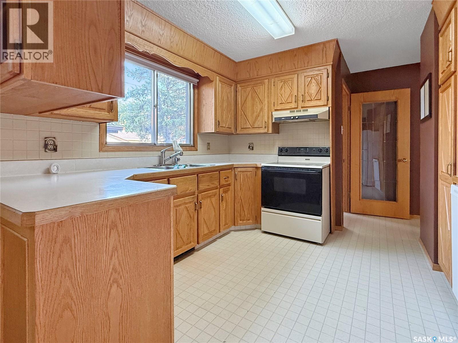 Se 477 3Rd Avenue Se, Swift Current, SK - Indoor Photo Showing Kitchen With Double Sink