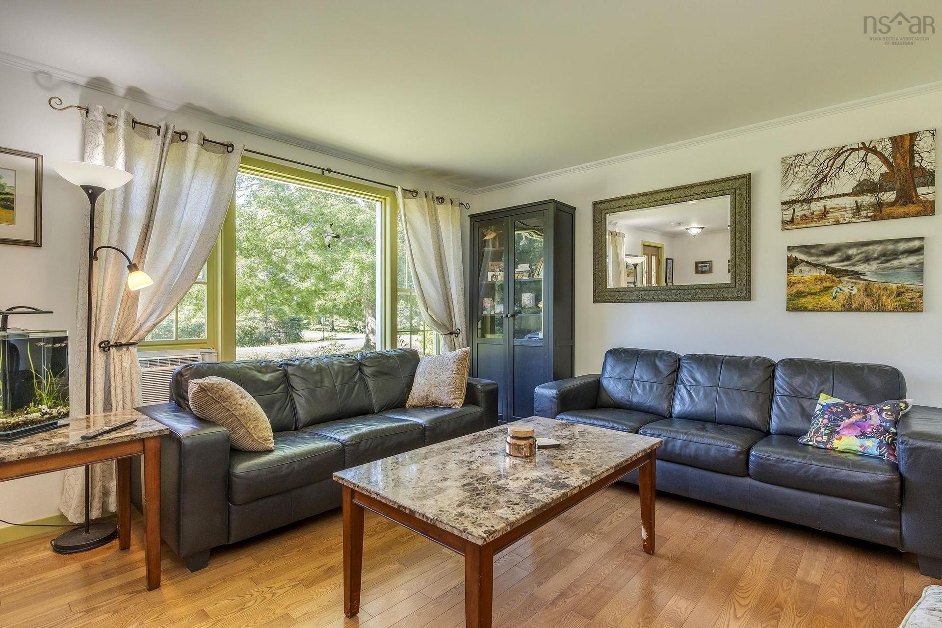 319 Birchcrest Drive, Cambridge, NS - Indoor Photo Showing Living Room
