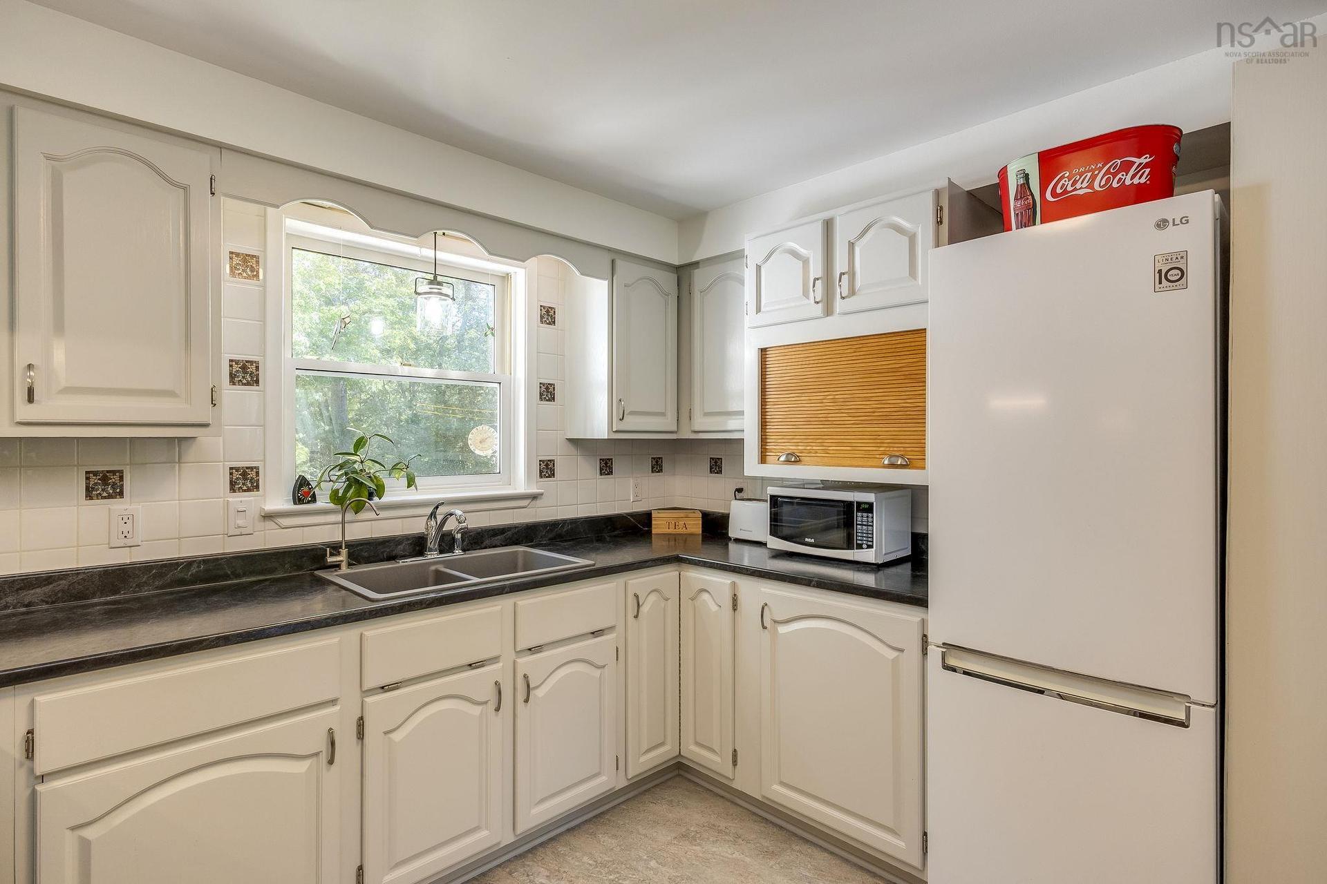 319 Birchcrest Drive, Cambridge, NS - Indoor Photo Showing Kitchen With Double Sink
