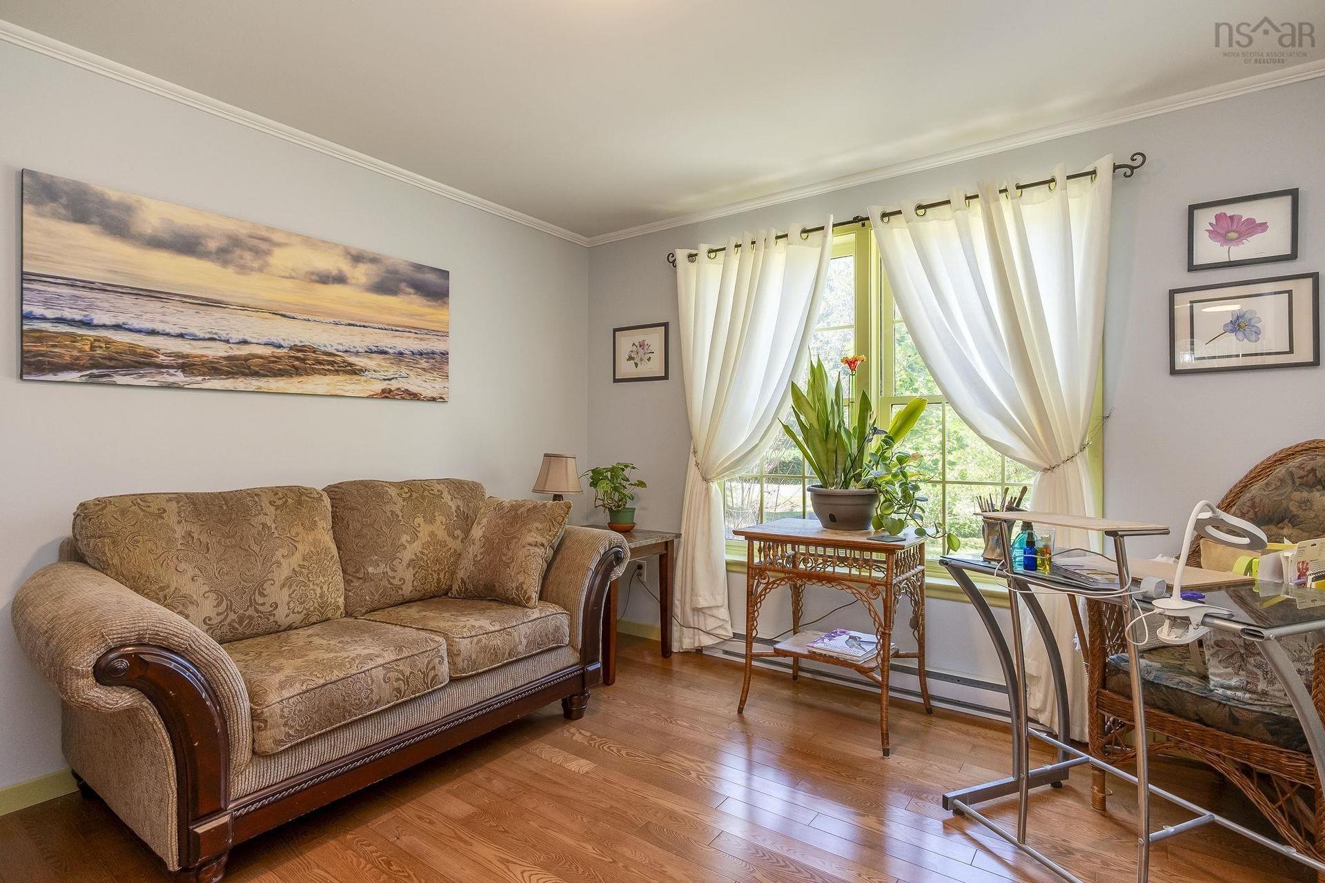 319 Birchcrest Drive, Cambridge, NS - Indoor Photo Showing Living Room