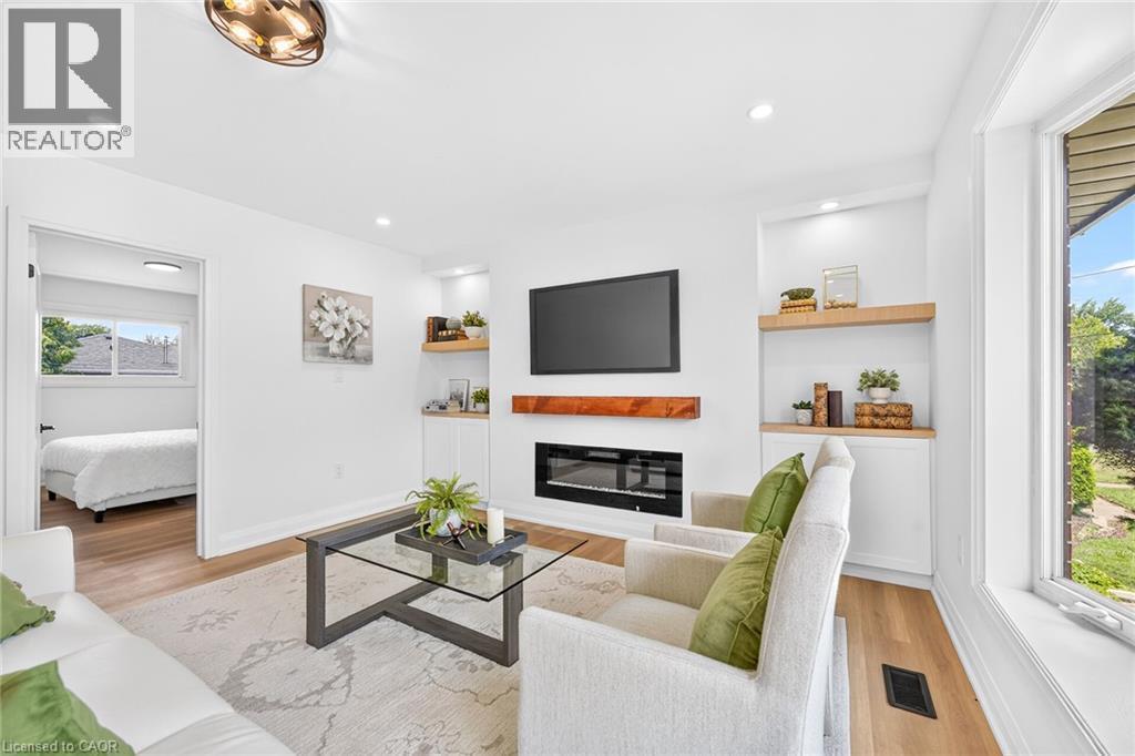 138 Rendell Boulevard, Hamilton, ON - Indoor Photo Showing Living Room With Fireplace