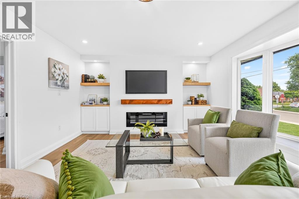 138 Rendell Boulevard, Hamilton, ON - Indoor Photo Showing Living Room With Fireplace
