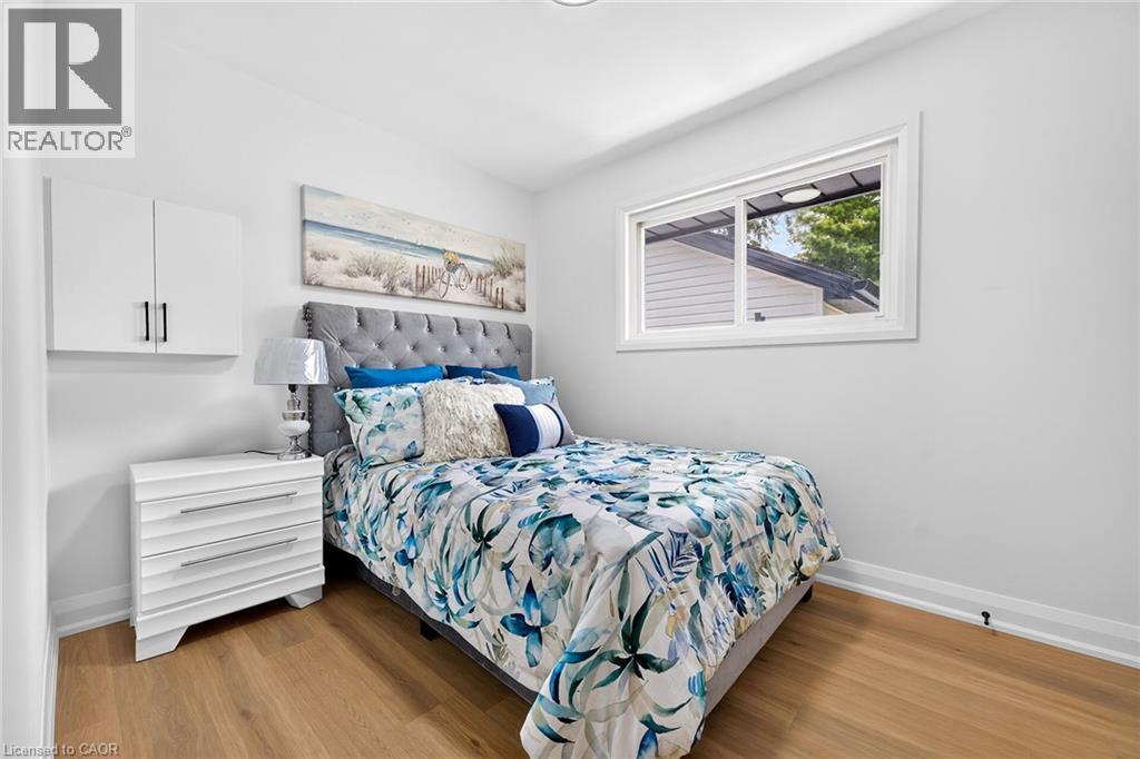 138 Rendell Boulevard, Hamilton, ON - Indoor Photo Showing Bedroom