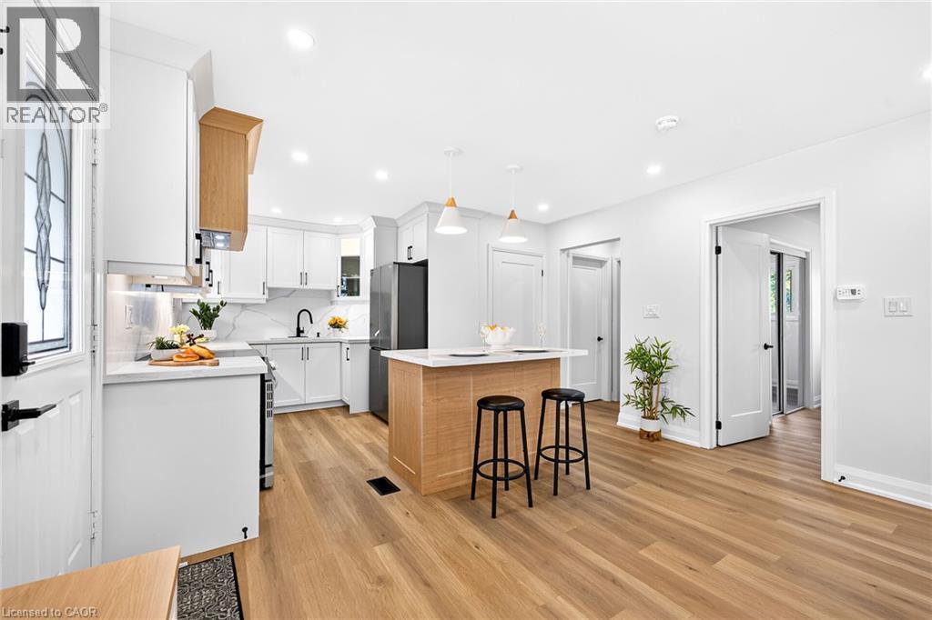 138 Rendell Boulevard, Hamilton, ON - Indoor Photo Showing Kitchen With Upgraded Kitchen