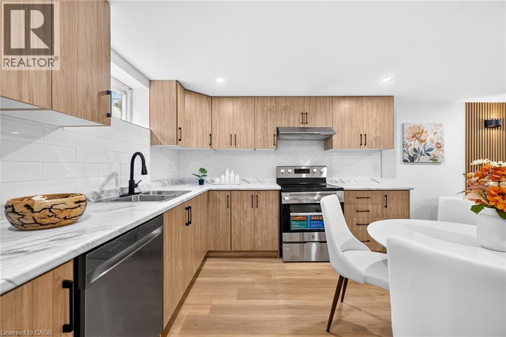 138 Rendell Boulevard, Hamilton, ON - Indoor Photo Showing Kitchen With Stainless Steel Kitchen With Double Sink With Upgraded Kitchen